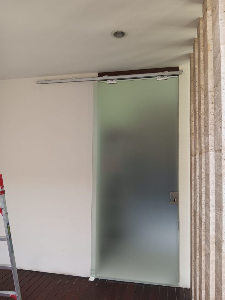 pintu geser kaca