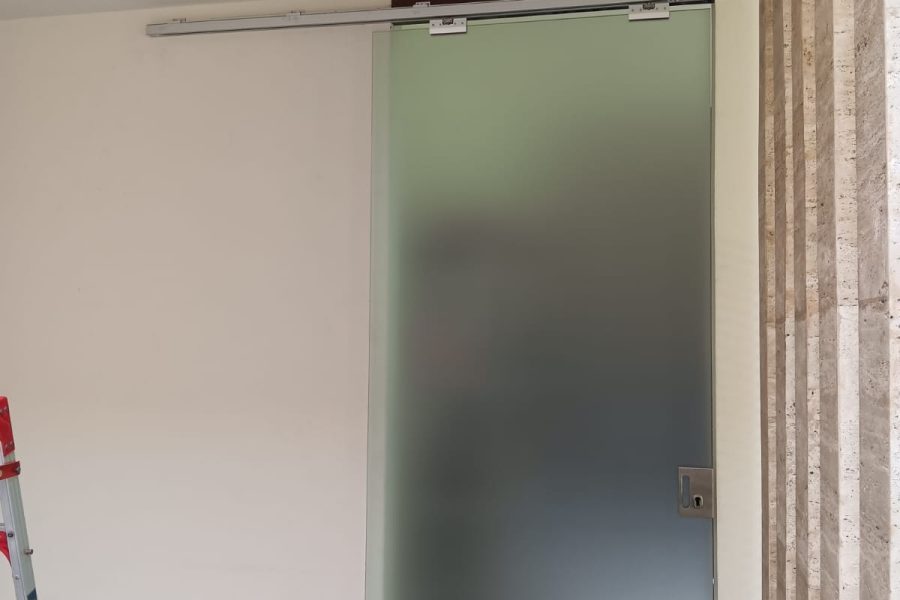pintu geser kaca